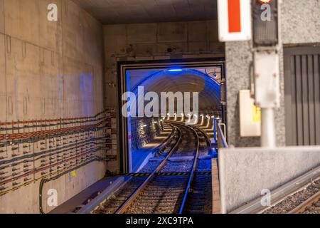 Ein Tunnel mit blauem Licht. U-Bahn-Station Berlin. Beleuchteter U-Bahn-Tunnel. Stockfoto