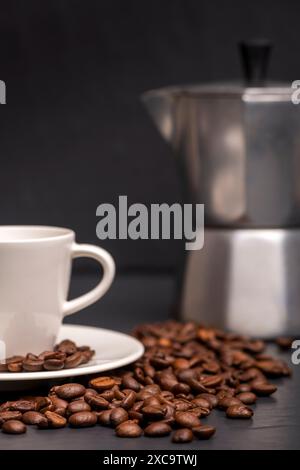 Kaffeemaschine, Mokakanne und eine Tasse Kaffee mit gerösteten Kaffeebohnen. Stockfoto