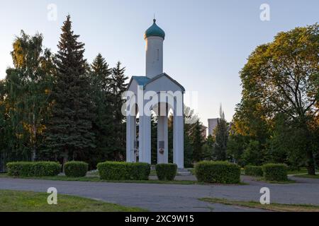 Denkmal für die Opfer politischer Repressionen (russisch Памятник Жертвам политических репрессий) inmitten eines öffentlichen Parks im Stadtzentrum Stockfoto