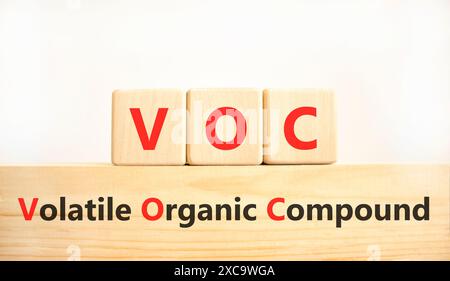 VOC-Symbol für flüchtige organische Verbindungen. Konzeptworte VOC flüchtige organische Verbindung auf schönen Holzblöcken. Schöner weißer Hintergrund. Geschäftliche VOC Stockfoto