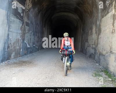 WA25387-00...WASHINGTON - Tom Kirkendall fährt durch einen der beiden Throp-Tunnel auf dem Palouse zum Cascades State Trail, der alten Milwaukee Road. Stockfoto