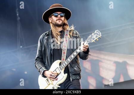 Solvesborg, Schweden. Juni 2024. Die amerikanische Rockband The Black Crowes gibt ein Live-Konzert während des schwedischen Musikfestivals Sweden Rock Festival 2024 in Solvesborg. Hier ist Gitarrist Nico Bereciartua live auf der Bühne zu sehen. Stockfoto