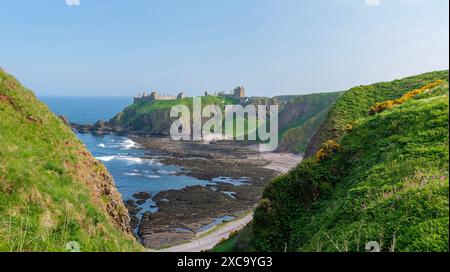 Blick auf das Dunnottar Castle, das auf der Klippe über einem Küstenweg thront Stockfoto