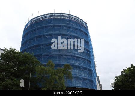 Gerüste auf der Börse Moderne Apartmentblöcke für Reparaturen Woking Surrey UK Stockfoto