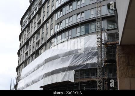 Gerüstbau auf Centrium modernen Wohnblocks für Reparaturen Woking Surrey UK Stockfoto