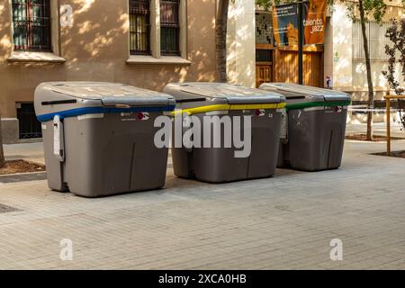 Allgemeine Recycling-Straßenbehälter für Haushalte, Eixample, Barcelona, Spanien. Stockfoto