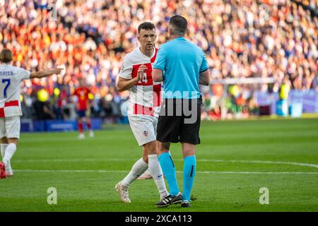 Berlin, Deutschland. Juni 2024. Schiedsrichter Michael Oliver sah mit Ivan Perisic (14) aus Kroatien während des Spiels der UEFA Euro 2024 in der Gruppe B zwischen Spanien und Kroatien im Olympiastadion in Berlin. Quelle: Gonzales Photo/Alamy Live News Stockfoto