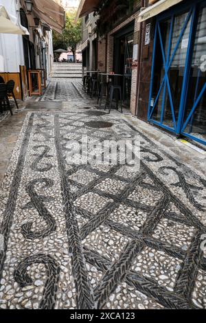 Granada, Andalusien, Spanien - 23. März 2023: Enge Gassen in der Altstadt von Granada Stockfoto