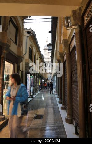 Granada, Andalusien, Spanien - 23. März 2023: Enge Gassen in der Altstadt von Granada Stockfoto