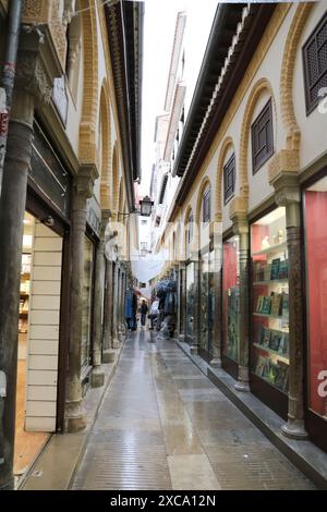 Granada, Andalusien, Spanien - 23. März 2023: Enge Gassen in der Altstadt von Granada Stockfoto