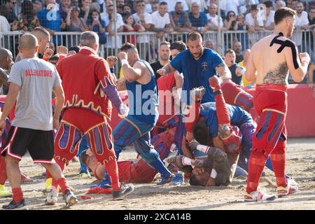 Florenz, . Juni 2024. Florenz, Azzurri Rossi Finale von Calcio Storico Fiorentino auf der Piazza Santa Croce 8 zu 7 für die Rossi 15/06/2024 Florenz Italien Credit: Independent Photo Agency/Alamy Live News Stockfoto