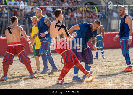 Florenz, . Juni 2024. Florenz, Azzurri Rossi Finale von Calcio Storico Fiorentino auf der Piazza Santa Croce 8 zu 7 für die Rossi 15/06/2024 Florenz Italien Credit: Independent Photo Agency/Alamy Live News Stockfoto