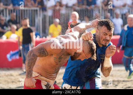 Florenz, . Juni 2024. Florenz, Azzurri Rossi Finale von Calcio Storico Fiorentino auf der Piazza Santa Croce 8 zu 7 für die Rossi 15/06/2024 Florenz Italien Credit: Independent Photo Agency/Alamy Live News Stockfoto