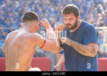 Florenz, . Juni 2024. Florenz, Azzurri Rossi Finale von Calcio Storico Fiorentino auf der Piazza Santa Croce 8 zu 7 für die Rossi 15/06/2024 Florenz Italien Credit: Independent Photo Agency/Alamy Live News Stockfoto