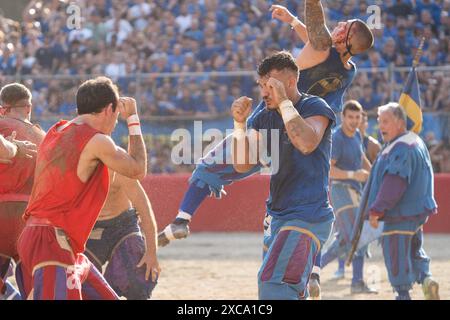 Florenz, . Juni 2024. Florenz, Azzurri Rossi Finale von Calcio Storico Fiorentino auf der Piazza Santa Croce 8 zu 7 für die Rossi 15/06/2024 Florenz Italien Credit: Independent Photo Agency/Alamy Live News Stockfoto