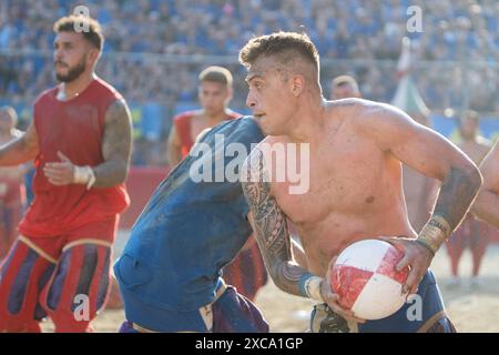 Florenz, . Juni 2024. Florenz, Azzurri Rossi Finale von Calcio Storico Fiorentino auf der Piazza Santa Croce 8 zu 7 für die Rossi 15/06/2024 Florenz Italien Credit: Independent Photo Agency/Alamy Live News Stockfoto