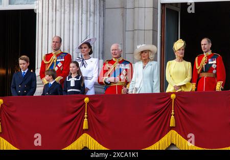 London, Großbritannien. Juni 2024. 15. Juni 2024 der Prinz und die Prinzessin von Wales mit ihren drei Kindern George, Charlotte und Louis, König Charles, Camilla und Sophie, und der Herzog und die Herzogin von Edinburgh. Truping the Colour feiert seit über 260 Jahren den offiziellen Geburtstag des britischen Souveräns. Mehr als 1400 Paradesoldaten, 200 Pferde und 400 Musiker ziehen in einer großen Demonstration militärischer Präzision, Reitkunst und Fanfare vor. Quelle: Mark Thomas/Alamy Live News Stockfoto