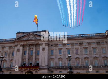 London, Großbritannien. Juni 2024. 15. Juni 2024 Rote Pfeile fliegen über Buckingham Palace Trooping the Colour feiert seit über 260 Jahren den offiziellen Geburtstag des britischen Souveräns. Mehr als 1400 Paradesoldaten, 200 Pferde und 400 Musiker ziehen in einer großen Demonstration militärischer Präzision, Reitkunst und Fanfare vor. Quelle: Mark Thomas/Alamy Live News Stockfoto