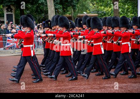 London, Großbritannien. Juni 2024. Am 15. Juni 2024 feiert Trooping the Colour seit über 260 Jahren den offiziellen Geburtstag des britischen Souveräns. Mehr als 1400 Paradesoldaten, 200 Pferde und 400 Musiker ziehen in einer großen Demonstration militärischer Präzision, Reitkunst und Fanfare vor. Quelle: Mark Thomas/Alamy Live News Stockfoto