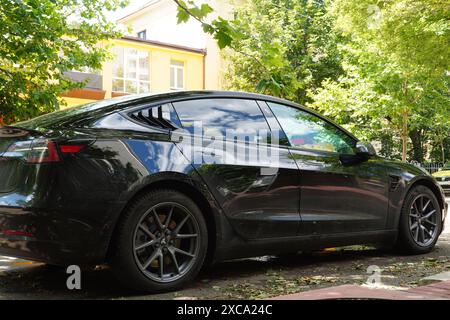 Bukarest, Rumänien - 15. Juni 2024: Schwarzer Tesla Elektroauto parkt auf der Straßenseite Stockfoto