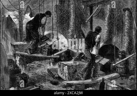 Dieser Holzstich wurde 1866 von M. Jackson erstellt und zeigt zwei Männer Schleifsägen in einer Sheffield-Werkstatt. Die Männer arbeiten intensiv, wobei der eine Mann steht und der andere sitzt, beide fokussierten sich auf ihre Aufgabe. Die Werkstatt selbst ist mit verschiedenen Werkzeugen und Maschinen gefüllt, die einen Einblick in die geschäftige Tätigkeit der Stahlindustrie in Sheffield während der Mitte des 19. Jahrhunderts geben. Stockfoto