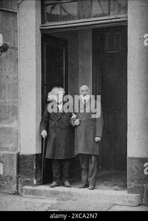 Dies ist eine Fotografie des französischen Chemikers Michel Eugène Chevreul (links), aufgenommen von Nadar im 19. Jahrhundert. Stockfoto