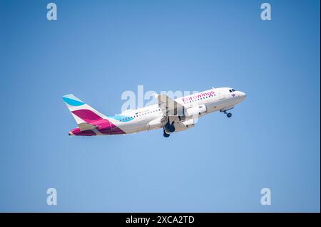 13.05.2024, Berlin, Deutschland, Europa - ein Passagierflugzeug vom Typ Airbus A319-132 der Eurowings mit der Registrierung D-AGWF beim Start vom Flughafen Berlin Brandenburg BER. Eurowings ist eine deutsche Billigfluggesellschaft und Tochtergesellschaft der Lufthansa mit Sitz in Düsseldorf. *** 13 05 2024, Berlin, Deutschland, Europa A Eurowings Airbus A319 132 Passagierflugzeug mit der Registrierung D AGWF Start ab Berlin Brandenburg BER Airport Eurowings ist eine deutsche Billigfluggesellschaft und Tochtergesellschaft der Lufthansa mit Sitz in Düsseldorf Stockfoto