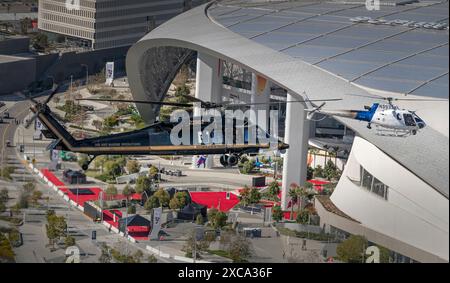 Ein US-amerikanischer Zoll- und Grenzschutz, Luft- und Marineoperationen UH-60 Black Hawk und ein AS350 A-Star passieren das SoFi-Stadion in Inglewood, Kalifornien, 6. Februar 2022. CBP-Foto von Glenn Fawcett Stockfoto