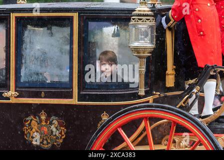 Prinz Louis von Wales blickte während des Trooping the Colour 2024 in der Mall in London aus einem Kondensationsfenster hervor Stockfoto