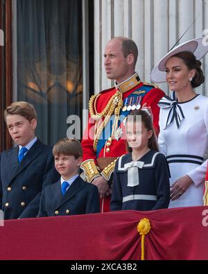 London, Großbritannien, 15. Juni 2024. Der Prinz und die Prinzessin von Wales und die Familie erscheinen auf dem Balkon des Buckingham Palace mit dem König und der Königin und anderen Königen, nach der Zeremonie „Trooping of the Colour“. Sie grüßen die Massen und beobachten die Fliege. Von links nach rechts: Prinz George, Prinz Louis, Prinz von Wales, Prinzessin Charlotte, Prinzessin von Wales Stockfoto