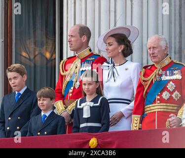 London, Großbritannien, 15. Juni 2024. Die königliche Familie erscheint auf dem Balkon des Buckingham Palace nach der Zeremonie „Trooping of the Colour“. Sie grüßen die Massen und beobachten die Fliege. Von links nach rechts: Prinz George, Prinz Louis, Prinz von Wales, Prinzessin Charlotte, Prinzessin von Wales, König Charles Stockfoto