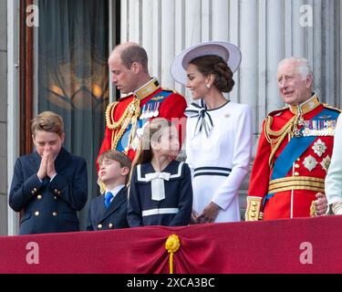 London, Großbritannien, 15. Juni 2024. Die königliche Familie erscheint auf dem Balkon des Buckingham Palace nach der Zeremonie „Trooping of the Colour“. Sie grüßen die Massen und beobachten die Fliege. Von links nach rechts: Prinz George, Prinz Louis, Prinz von Wales, Prinzessin Charlotte, Prinzessin von Wales, König Charles Stockfoto