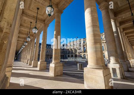 Porticos und Kolonnaden der Galerien rund um den Innenhof des Palais Royal und der Buren Columns, Paris, Frankreich Stockfoto