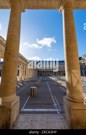 Porticos und Kolonnaden der Galerien rund um den Innenhof des Palais Royal und der Buren Columns, Paris, Frankreich Stockfoto