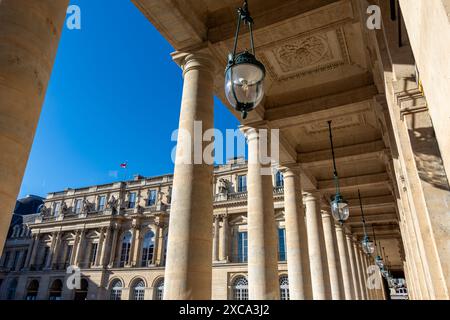 Klassische Porticos und Kolonnaden der Galerien rund um den Haupthof des Palais Royal in Paris, Frankreich Stockfoto