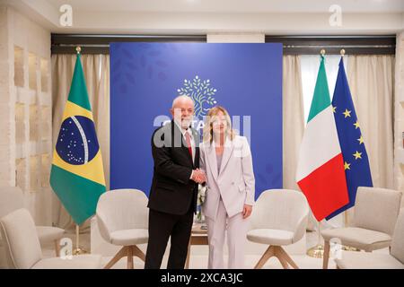 Savelletri di Fasano, Italien. Juni 2024. Die Premierministerin Giorgia Meloni, rechts, begrüßt den brasilianischen Präsidenten Luiz Inacio Lula da Silva, links, vor ihrem bilateralen Treffen am Rande des G7-Gipfels im Ferienort Borgo Egnazia am 15. Juni 2024 in Savelletri di Fasano, Italien. Quelle: Presidenza del Consiglio/G7 Italia 2024/Alamy Live News Stockfoto