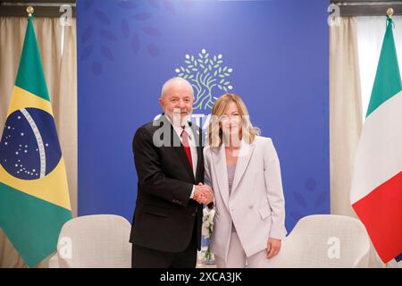 Savelletri di Fasano, Italien. Juni 2024. Die Premierministerin Giorgia Meloni, rechts, begrüßt den brasilianischen Präsidenten Luiz Inacio Lula da Silva, links, vor ihrem bilateralen Treffen am Rande des G7-Gipfels im Ferienort Borgo Egnazia am 15. Juni 2024 in Savelletri di Fasano, Italien. Quelle: Presidenza del Consiglio/G7 Italia 2024/Alamy Live News Stockfoto