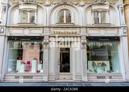 Außenansicht eines Cosmoparis-Geschäfts in Paris, Frankreich. Cosmoparis ist ein französisches Unternehmen, das sich auf Damenschuhe, Lederwaren und Accessoires spezialisiert hat Stockfoto