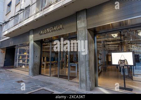 Außenansicht eines Balenciaga-Geschäfts in Paris, Frankreich. Balenciaga ist ein französisches Modehaus, das sich auf Mode und Luxus spezialisiert hat Stockfoto