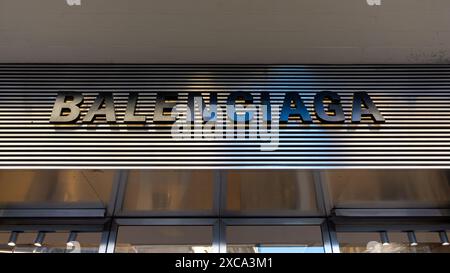 Zeichen und Logo auf einem Balenciaga-Geschäft in Paris, Frankreich. Balenciaga ist ein französisches Modehaus, das sich auf Mode und Luxus spezialisiert hat Stockfoto