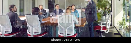 Geschäftsleute, die sich bei einer Besprechung im Konferenzraum im Büro unterhalten. Stockfoto