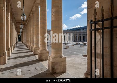 Porticos und Kolonnaden der Galerien rund um den Innenhof des Palais Royal und der Buren Columns, Paris, Frankreich Stockfoto