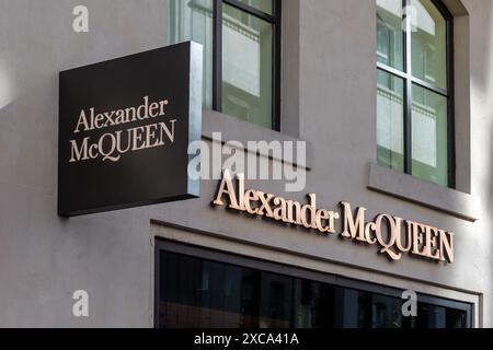 Schild und Logo einer Alexander McQueen Boutique in Paris, Frankreich. Alexander McQueen ist ein Couture-Haus, das auf Mode und Luxus spezialisiert ist Stockfoto