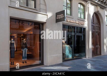 Außenansicht einer Alexander McQueen Boutique in Paris, Frankreich. Alexander McQueen ist ein Couture-Haus, das auf Mode und Luxus spezialisiert ist Stockfoto