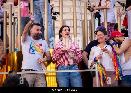 Rom, Rm, Italien. Juni 2024. Zehntausende von Menschen nehmen an der 30. Ausgabe der Pride Parade in den Straßen Roms Teil. ELLY SCHLEIN, Führer der Demokratischen Partei (PD), und ALESSANDRO ZAN, Mitglied der Abgeordnetenkammer der PD, tanzen auf dem Wagen, der die Parade eröffnet. (Kreditbild: © Marco Di Gianvito/ZUMA Press Wire) NUR REDAKTIONELLE VERWENDUNG! Nicht für kommerzielle ZWECKE! Quelle: ZUMA Press, Inc./Alamy Live News Stockfoto