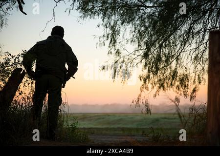 Agenten der US-Grenzpolizei verhaften illegale Ausländer, die versuchen, in die Vereinigten Staaten einzureisen, nachdem sie am 15. November 2018 in McAllen, Texas, den Rio Grande River überquert haben. Foto von Ozzy Trevino Stockfoto