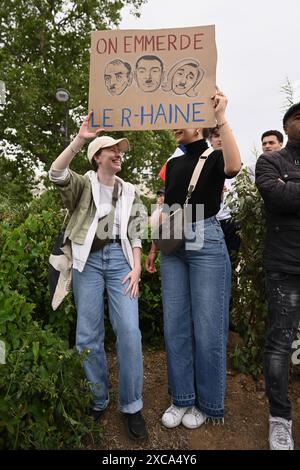 Paris, Frankreich. Juni 2024. Julien Mattia/Le Pictorium - Demonstration gegen die extreme Rechte und für die Volksfront - 15/06/2024 - Frankreich/Ile-de-France (Region)/Paris - Zehntausende von Menschen versammelten sich auf dem Place de la republique, um bei den frühen Parlamentswahlen gegen die extreme Rechte und für die union der Linken zu marschieren (neue Volksfront), in Paris, am 15. Juni 2024. Quelle: LE PICTORIUM/Alamy Live News Stockfoto