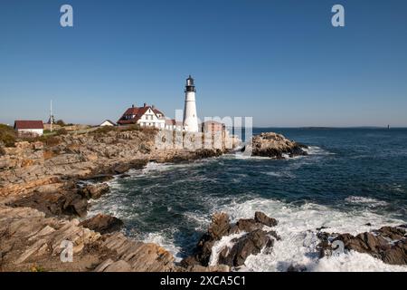 Cape Elizabeth, Maine, USA - 28. Oktober 2023: Blick auf das Portland Head Light, einen der ältesten Leuchttürme der USA, an der Küste des Bundesstaates Stockfoto