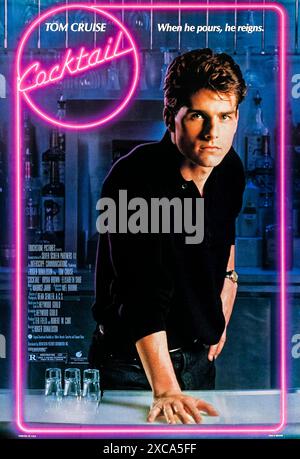 Cocktail (1988) unter der Regie von Roger Donaldson mit Tom Cruise, Bryan Brown und Elisabeth Shue. Ein talentierter Barkeeper aus New York City nimmt einen Job in einer Bar in Jamaika an und verliebt sich. Foto eines Original-Posters aus dem Jahr 1988 (USA) ***NUR FÜR REDAKTIONELLE ZWECKE***. Quelle: BFA / Touchstone Pictures Stockfoto