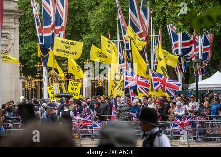 © Jeff Moore. Anti-Royalisten in der Mall for the Trooping the Colour 15/06/2024 Stockfoto